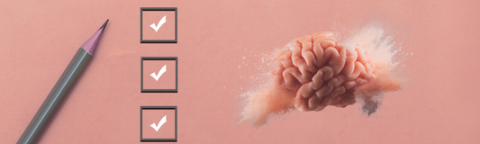 Checkliste mit Häkchen auf rosafarbenem Hintergrund, symbolisch für die Anzeichen narzisstischen Missbrauchs erkennen